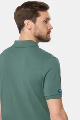 Remera polo azul con cuello en rib y botones personalizados.