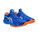 Championes de tenis Asics Court FF 3 Novak Clay, diseñados para alto rendimiento en canchas de polvo de ladrillo. Presentan un diseño en color azul vibrante con detalles en naranja en la suela y el interior, y el logo de la marca en blanco en el lateral.