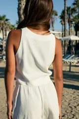 Short de lino color blanco, de tiro medio con cintura elástica y bolsillos laterales.