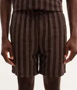 Bermuda masculina confeccionada en tejido jacquard con estampado de rayas texturizadas en color marrón. Posee cintura elástica con cordón ajustable y bolsillos laterales.