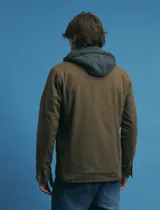 Campera técnica de tejido elástico en color azul marino, con capucha ajustable, cierre frontal y bolsillos laterales con cierre. Cuenta con forro interior de micro polar y ajuste en el ruedo.