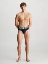 Pack de tres slips para hombre de Calvin Klein, color negro, con cintura elástica ancha que lleva el logo de la marca en blanco.