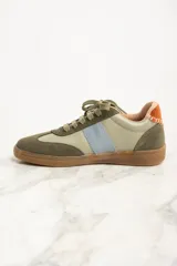 Zapatillas bajas de cuero color verde oliva, beige y celeste con suela marrón.