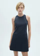 Vestido corto de corte evasé con estampado de raya diplomática. Presenta cuello redondo, diseño sin mangas y dos bolsillos de ribete en la parte delantera. Incluye cierre de cremallera invisible y botón en la parte posterior.
