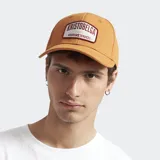 Gorro tipo cap color marrón con parche bordado frontal con el logo de la marca Kristobelga.