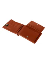 Billetera de cuero color marrón con diseño de perfil delgado y logo de la marca grabado en la esquina inferior. Cuenta con protección RFID y compartimentos para tarjetas.