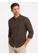 Camisa de manga larga Arrow confeccionada en mezcla de lino y algodón, color marrón, con cuello abotonado y cierre frontal de botones.