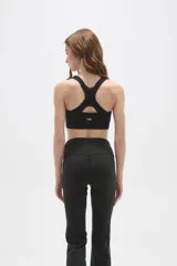 Top deportivo de color bordó con cuello en V, breteles regulables y diseño ajustado al cuerpo.