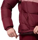 Campera puffer acolchada Columbia modelo Puffect II Colorbloc, con diseño de bloques de color en tonos bordó y rosado, cuello alto, cierre frontal completo y bolsillos laterales con cierre.