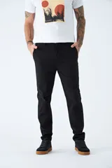 Pantalón chino de gabardina color negro, de corte regular, con logo bordado.