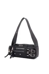 Cartera tipo baguette de cuero sintético negro, con correa de hombro ajustable. Presenta múltiples cierres frontales, detalles de hebillas decorativas y tachas plateadas. El logo "Oreiro Love" está grabado en la parte superior.