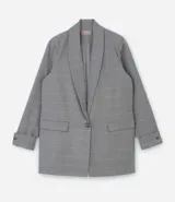 Blazer de sastrería con estampado de cuadros, corte alargado y estructurado. Presenta cuello con solapa, cierre frontal de un solo botón, bolsillos delanteros con solapa y botones decorativos en los puños.