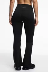 Calza deportiva de corte oxford, color negro, con cintura cruzada en V que brinda soporte y ajuste al cuerpo.