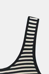 Body negro de escote cuadrado y tirantes anchos, con cierre de broches en la parte inferior.