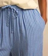 Short de viscosa y lino a rayas verticales azules y blancas, con cintura elástica ajustable con cordón.