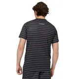 Remera deportiva New Balance de manga corta, confeccionada en tejido técnico con tecnología NB DRYx de secado rápido. Presenta un diseño de rayas horizontales blancas sobre fondo negro y el logo de la marca estampado en el pecho.
