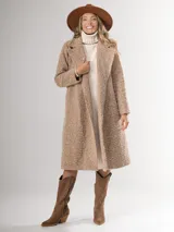 Tapado negro de lana rústica con cinto negro incluido, de corte oversized.