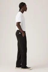 Pantalón chino de corte relajado, confeccionado en sarga de algodón resistente, con diseño de cinco bolsillos y cierre de cremallera con botón.