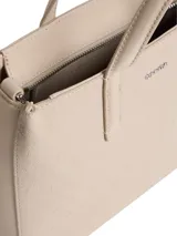 Cartera tipo tote de Calvin Klein, color beige claro, con textura de monograma en relieve. Posee doble asa de mano y una correa ajustable y extraíble de tela.