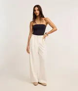 Top strapless (sin breteles) de color celeste claro, ajustado al cuerpo.