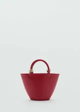 Cartera de mano pequeña con diseño estructurado en forma de trapecio, confeccionada en material efecto piel color rojo. Cuenta con asa de mano fija con detalles de aros metálicos dorados en la unión y cierre oculto de mosquetón.