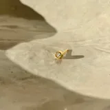 Aro solitario de plata de ley 925 con baño de oro de 18k y circonia engarzada.
