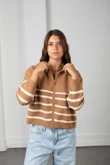 Saco de punto beige con rayas horizontales blancas, cierre frontal completo y cuello redondo.
