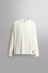 Remera deportiva de manga larga Zara Athleticz en colaboración con Ridar, confeccionada en tejido ligero color blanco con microperforaciones y cuello redondo. Cuenta con detalle de logo estampado en el frente y en el lateral.