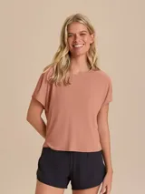 Remera deportiva de manga corta con calce holgado, cuello redondo y abertura en la espalda para mayor ventilación. Confeccionada en tejido técnico liviano y respirable con tecnología de secado rápido.