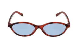 Lentes de sol Huesca modelo Atenas, con montura de carey y lentes celestes.