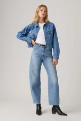 Jeans de denim de corte barrel y tiro alto, en tono azul claro con efecto deslavado.