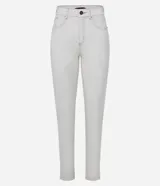 Pantalón slim de jeans color blanco, con cintura mediana, bolsillos delanteros y traseros, cierre con botón y cremallera, y aberturas en el ruedo.