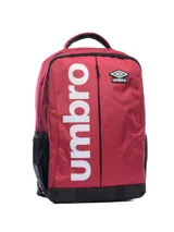 Mochila Umbro color bordó con base y detalles en negro. Presenta el logo de Umbro en blanco en el frente y un bolsillo lateral de malla.