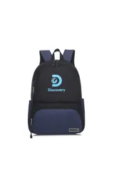 Mochila escolar Discovery de color azul marino y negro, con logo estampado en el frente, compartimento principal con cierre y bolsillo frontal adicional.