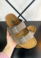 Sandalias de hombre color gris topo, con doble tira ancha con hebilla metálica ajustable y plantilla anatómica color caramelo.