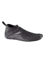Zapatos de agua Xcel de color negro, diseñados para actividades acuáticas, con suela texturizada antideslizante y presilla trasera para facilitar el calce.