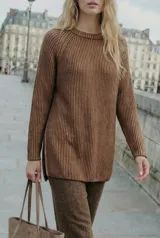 Sweater de tejido de punto acanalado en color marrón, con cuello redondo, mangas largas y aberturas laterales en el ruedo.
