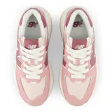 Championes urbanos New Balance modelo 5740, color rosa con detalles en blanco y bordó, confeccionados en gamuza y malla, con logo "N" característico en los laterales y entresuela con plataforma.