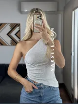 Top asimétrico negro con un solo tirante y detalle de strass plateados.