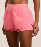 Bermuda deportiva tipo runner, color verde menta, confeccionada en microfibra con cintura elástica. Tiene un corte holgado y bajo redondeado.