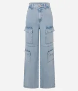 Pantalón estilo años 90 de tiro alto confeccionado en jean, con bolsillos cargo en los laterales y trabillas en la cintura.