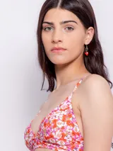 Top de bikini con estampado floral multicolor, corte triangular, breteles finos regulables, gancho en espalda, forro interior y copas desmontables.