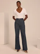 Remera blanca de tejido de punto con corte ajustado, escote en V, mangas cortas y acabado pespunteado.