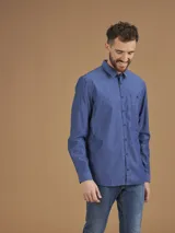 Camisa azul con micro estampado, de manga larga y corte clásico.