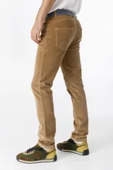 Pantalón de pana marrón de corte recto.