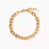 Pulsera de eslabones gruesos enchapada en oro, con cierre de mosquetón y cadena de extensión con dije circular.