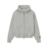 Campera con cierre frontal, diseño de hoodie con capucha, bolsillos tipo canguro y corte oversize. Presenta un estilo minimalista en color gris.