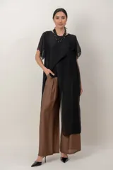 Maxi blusón negro de seda con diseño asimétrico en picos y mangas cortas fluidas.
