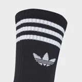 Pack de tres pares de medias Adidas tipo crew, color negro con las icónicas tres rayas blancas en la parte superior y el logo del Trifolio bordado en blanco. Confeccionadas en una mezcla de algodón, poliéster y elastano para mayor comodidad.