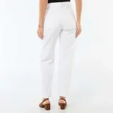 Pantalón denim blanco de corte barrel, silueta relajada con piernas levemente curvas y tiro medio-alto, con bolsillos clásicos.